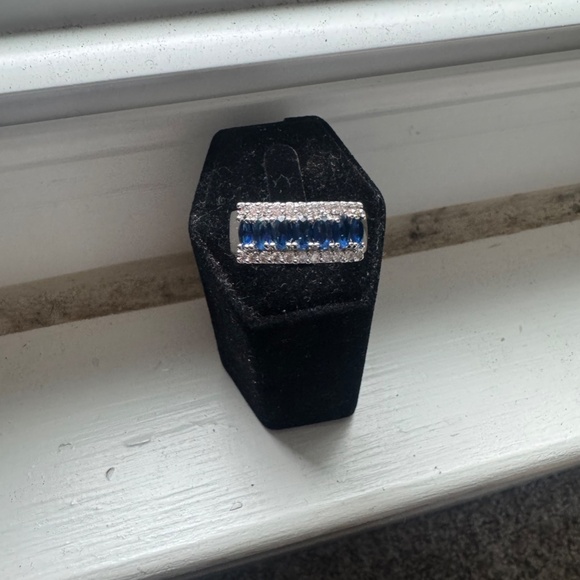 GLAMOUR ENGAGEMENT RING SIZE 10 - Picture 3 of 7